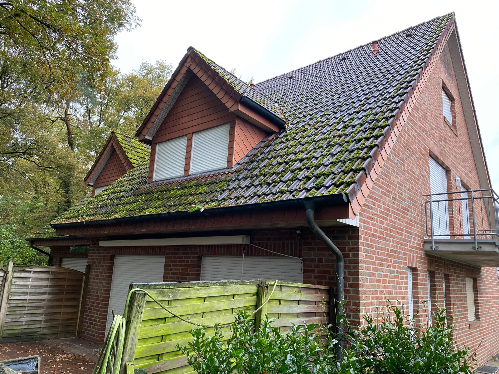 Verschmutztes Dach vor der Reinigung.